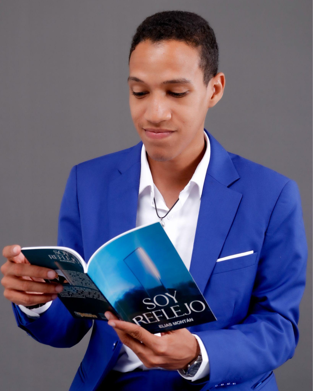 Ilustración del libro en una mesa junto a un café, la idea es diseño.